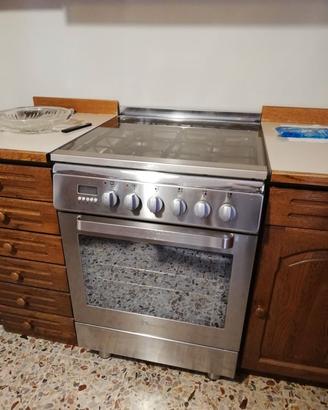 Cucina a gas con forno elettrico multifunzione