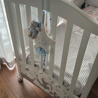 Lettino per neonato in legno bianco con ruote