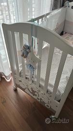 Lettino per neonato in legno bianco con ruote