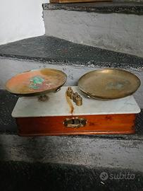 Antica bilancia alimentare epoca 80 con pesi.