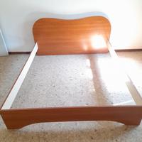 Giroletto matrimoniale in legno chiaro