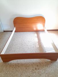 Giroletto matrimoniale in legno chiaro