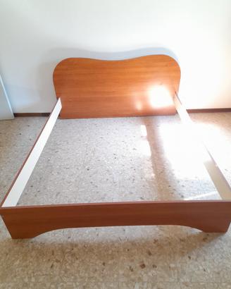 Giroletto matrimoniale in legno chiaro