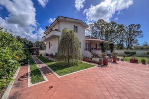 Villa di 250 m² con più di 5 locali a Roma