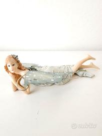 Statuetta fatina sdraiata con ali lunghezza 16 cm
