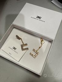 Orecchini pendenti  con logo e strass