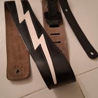 tracolla chitarra nera con fulmine