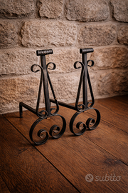 Coppia di alari in ferro battuto.