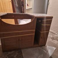 Mobile bagno in legno con piano in granito