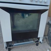 Cucina Indesit con forno elettrico ventilato