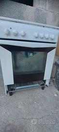 Cucina Indesit con forno elettrico ventilato