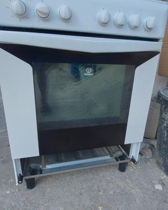 Cucina Indesit con forno elettrico ventilato