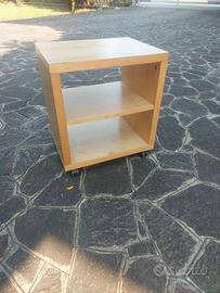 Mobiletto in legno con ruote