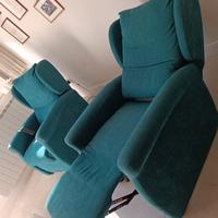 Poltrone Relax turchesi con movimento elettrico 