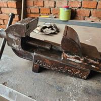 Vecchia morsa da banco in ghisa