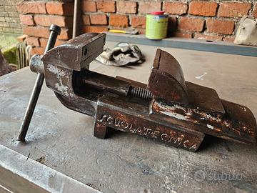 Vecchia morsa da banco in ghisa