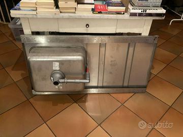 Lavello inox cucina con attacchi