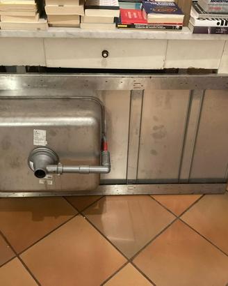 Lavello inox cucina con attacchi
