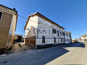 Rustico / Casale di 240 m² con più di 5 locali e b