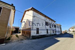 Rustico / Casale di 240 m² con più di 5 locali e b