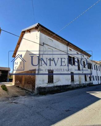 Rustico / Casale di 240 m² con più di 5 locali e b