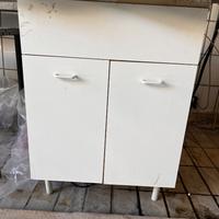 Mobiletto con lavatoio in ceramica