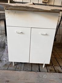Mobiletto con lavatoio in ceramica