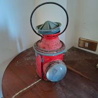 Antica lanterna ferroviaria d’epoca rossa, vintage