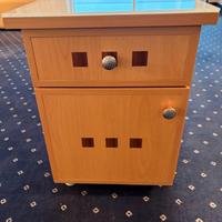 Comodino in legno con ripiano in vetro