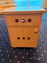 Comodino in legno con ripiano in vetro