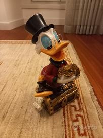 Statua Paperone sul forziere del tesoro