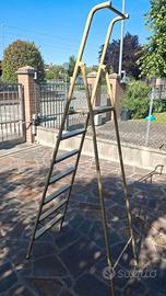 Scala a libretto in metallo e legno