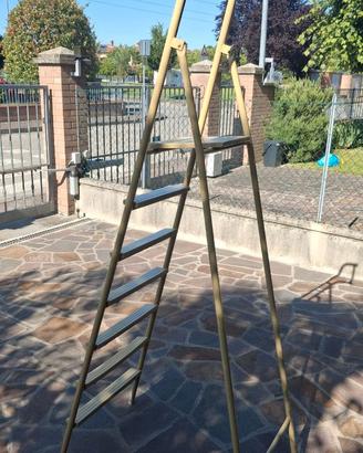 Scala a libretto in metallo e legno