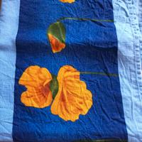 Tovaglia azzurra con bordo blu floreale in cotone 