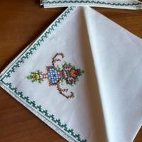 Tovaglioli ricamati a mano a punto croce