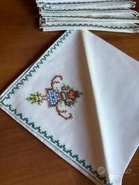 Tovaglioli ricamati a mano a punto croce