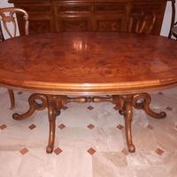 Tavolo Ovale in Legno con quattro sedie imbottite