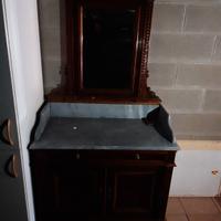 Mobile antico con specchiera