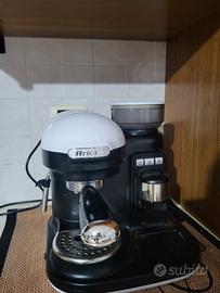 macchina del caffè espresso con macina caffè 