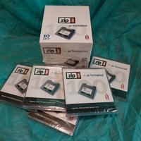 16 dischi Iomega ZIP, da 100MB ciascuno.