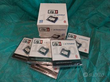 16 dischi Iomega ZIP, da 100MB ciascuno.