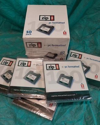 16 dischi Iomega ZIP, da 100MB ciascuno.