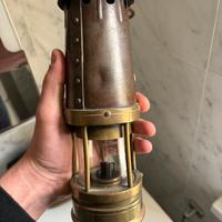 lampada a carburo The Protector Lamp storica