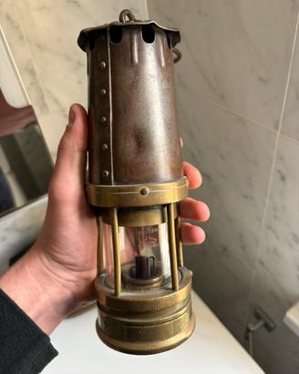 lampada a carburo The Protector Lamp storica