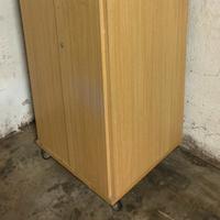 mobiletto in legno robusto con ruote e chiusura