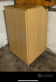 mobiletto in legno robusto con ruote e chiusura
