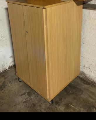 mobiletto in legno robusto con ruote e chiusura