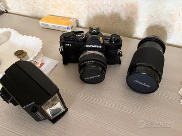 Fotocamera Olympus OM-2 con obiettivo 200mm Macro,