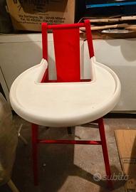 Seggiolone IKEA BLÅMES rosso con vassoio bianco