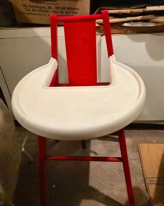Seggiolone IKEA BLÅMES rosso con vassoio bianco